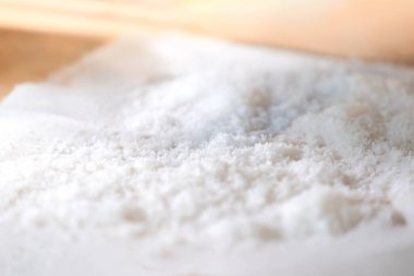 Taze deniz tuzuna yakın beyaz kağıt üzerinde düşük hafif ruh hali ve ton.