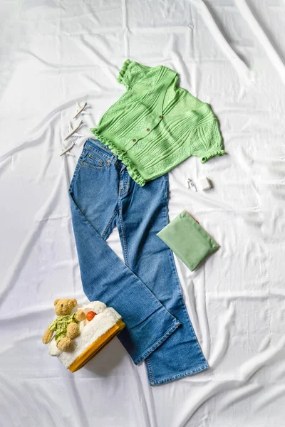 Pairing with a green crop top and small pocket jeans. It\'s a great outfit for a trip and also works well for clothing advertising on social media.