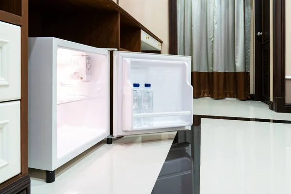 Холодильник Размером Мини Холодильник Столом Деревянным Столом Рядом Номере Делюкс — стоковое фото