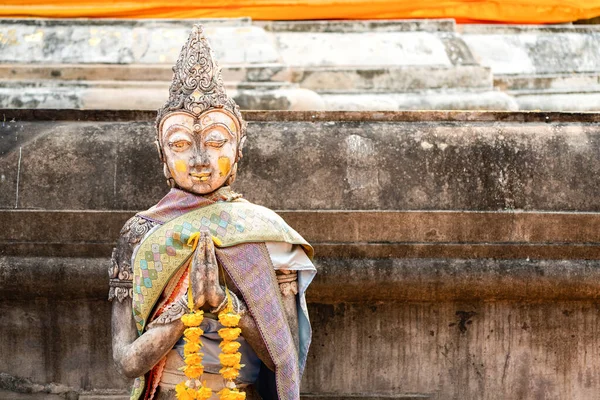 泰国清莱的一个叫Wat Phra Chom Kitti的祭祀场所的背面 古老的石头传统女神像 — 图库照片