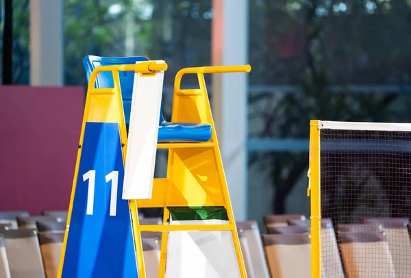 Blue Chair Badminton Referee Yellow Colors Badminton Net Blurred Background — Stockfoto