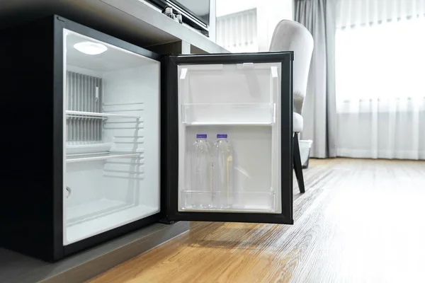 Schwarzer Mini Kühlschrank Unter Der Holztheke Hotelzimmer lizenzfreie Stockbilder