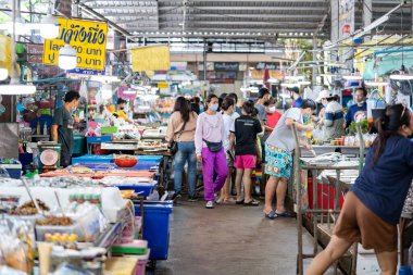Chonburi Eyaleti, Tayland - 25 Eylül 2020, Asya yerlileri, Tayland 'ın Chonburi Eyaleti' ndeki büyük taze market olan Angsila balık pazarından deniz ürünleri alıp satıyor..
