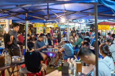 Chiang Mai, Tayland - 18 Ekim 2020, Manee Nopparat Yolu üzerindeki Changphuak Pazarı çevresindeki sokak yiyecekleri. Chiang Mai bölgesi, Tayland 'ın kuzeyi..