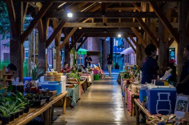 Chiang Mai, Tayland - 18 Ekim 2020, Nimmanhaemin Yolu 'nda bulunan alışveriş topluluğu One NIMMAN civarındaki çevre pazarı. Chiang Mai bölgesi, Tayland 'ın kuzeyi..