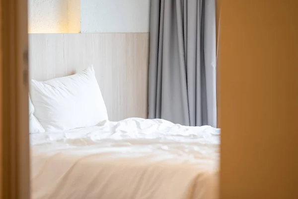 Close Single Beds White Bedding Cream Bedroom Hotel Turn Headboard — Stok Foto