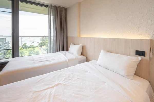 Single Beds White Bedding Cream Bedroom Hotel Turn Headboard Light — Stok Foto