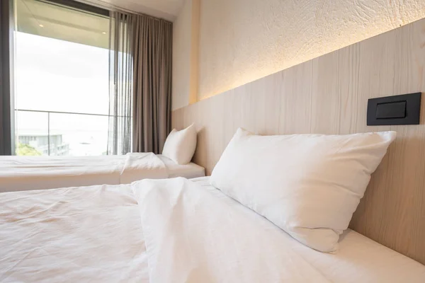 Single Beds White Bedding Cream Bedroom Hotel Turn Headboard Light — Stok Foto