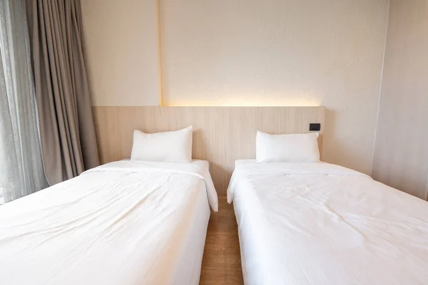 Single Beds White Bedding Cream Bedroom Hotel Turn Headboard Light — Stok Foto