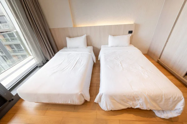 Односпальні Ліжка Білими Постільними Речами Знаходяться Кремовій Спальні Готелю Яка — стокове фото