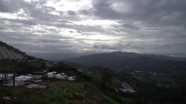 Chiangmai 'deki Mon Jam Village' ın tüm ziyaretçiler için evler, tatil beldeleri ve konaklama yerleriyle dolu havadan çekilmiş bir fotoğrafı..