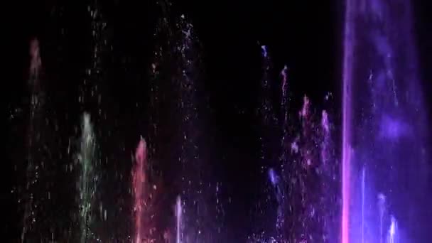 Водопроводные Работы Ночное Время Водной Поверхности Украшенные Воспроизводимые Цвета Освещении — стоковое видео