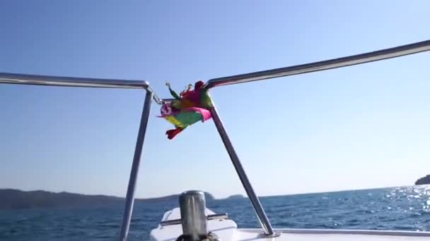 Frente Barco Conduzido Mar Com Dia Sol Para Ilha Frente — Vídeo de Stock