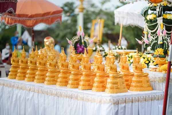 Golden Buddha Statues Placed White Table Which Were Wet Rain — Fotografia de Stock