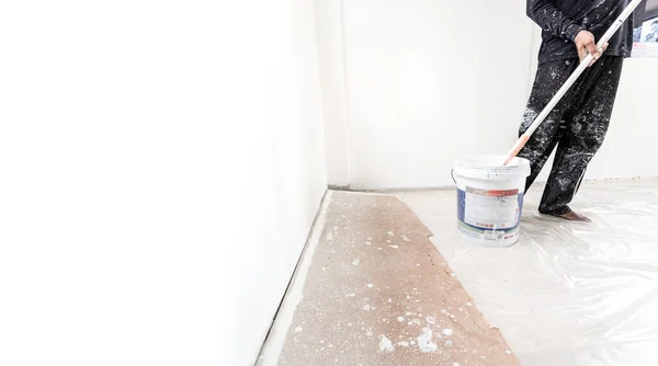 Professional Worker Man Rolling Painting Interior White Wall — Foto de Stock