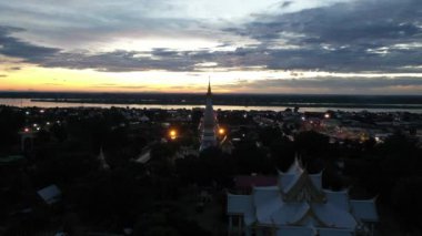 Phra That Phanom, a respectful of Nakhon Phanom People to Gold pagoda, settle in the center of the temple.