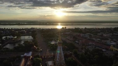 Phra That Phanom, a respectful of Nakhon Phanom People to Gold pagoda, settle in the center of the temple.