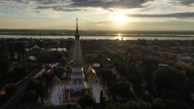 Phra That Phanom, a respectful of Nakhon Phanom People to Gold pagoda, settle in the center of the temple.