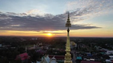 Phra That Phanom, a respectful of Nakhon Phanom People to Gold pagoda, settle in the center of the temple.