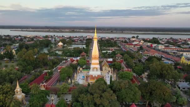 Phra Phanom Шанобливий Народу Накхон Золотої Пагоди Оселяється Центрі Храму — стокове відео