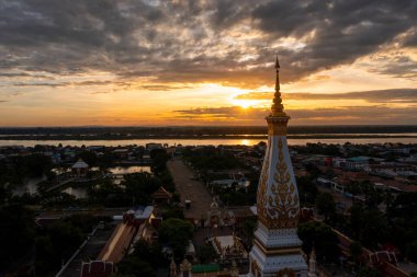 Phra That Phanom, a respectful of Nakhon Phanom People to Gold pagoda, settle in the center of the temple.