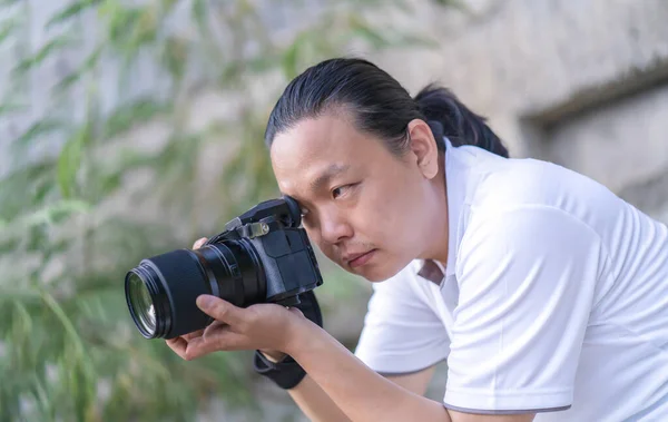 建筑混凝土区专业的亚裔中国人 泰国人相机姿势与聚焦于取景器及无镜像相机Led显示屏 — 图库照片
