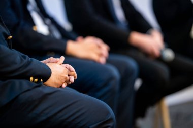 Elinde mikrofon olmayan konuşmacı, Tayland 'da hassas bir konu olduğu için bulması zor bir konu olan siyasetin yanı sıra nasıl iş kurulacağını da tartışıyor..