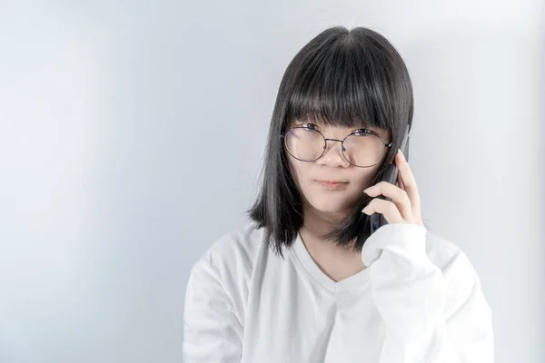 Isolado Muito Asiático Óculos Mulher Fala Fala Linha Com Seu — Fotografia de Stock