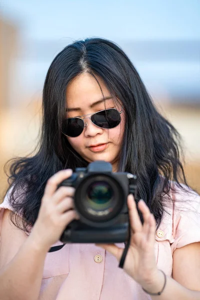 Amateur Sunglasses Asian Woman Take Photo Professional Mirrorless Camera Outdoor — Stock Photo, Image