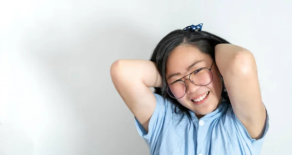 Uma Jovem Menina Asiática Tocar Seu Cabelo Suavemente Com Grande — Fotografia de Stock