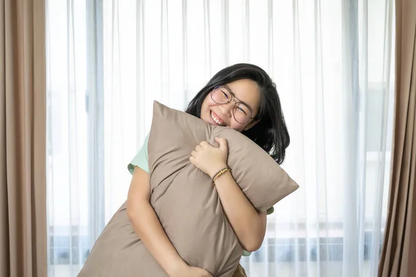 Óculos Bela Mulher Asiática Está Abraçando Seu Travesseiro Sorrindo Para — Fotografia de Stock