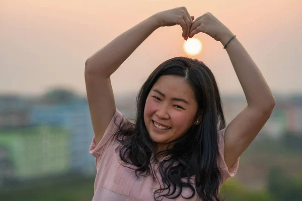Asiático Chinês Tailandês Mulher Joga Com Forma Sol Telhado Crepúsculo — Fotografia de Stock