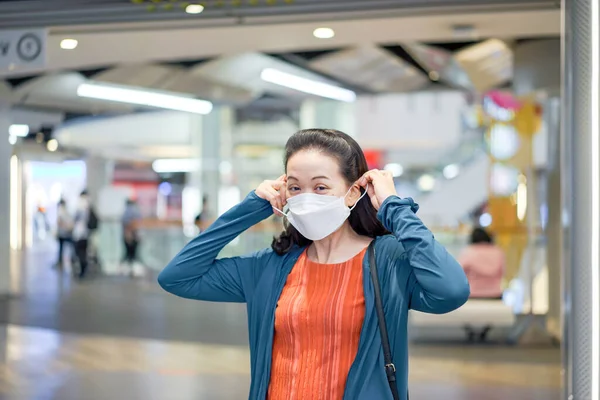 Asian Woman Wearing Putting White Face Mask Her Face Shopping — Stock Photo, Image