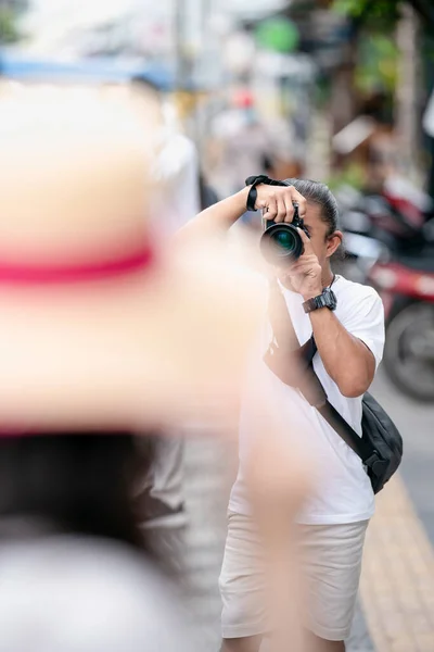 Szakmai Asian Camera Man Összpontosítani Képet Tükör Nélküli Kamera Mellett — Stock Fotó