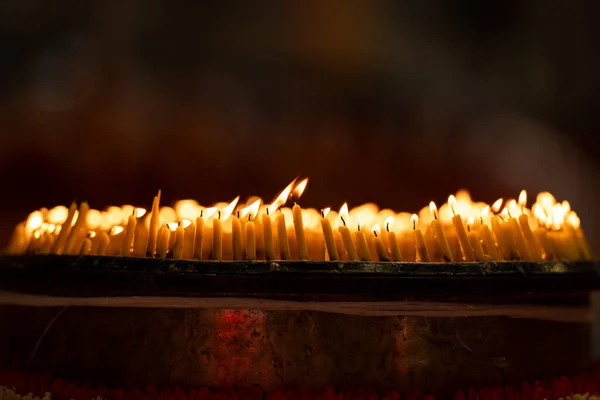 Velas Encendidas Círculo Oscuridad Con Una Pequeña Sombra Blanca Lado —  Fotos de Stock