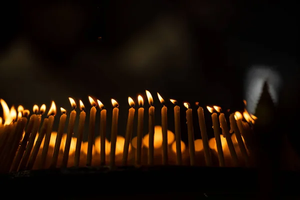 Зажженные Свечи Выложенные Кругу Темноте Маленькой Белой Тенью Правой Стороне — стоковое фото