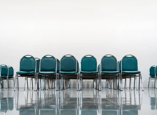 Many Empty Green Leather Chairs Wide Hall Room Lights Floor — Stock Photo, Image