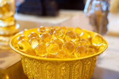 Sarı bir plaka içinde ışık refleksi olan şeffaf yuvarlak cam akrilik plastik baloncukları temizle.