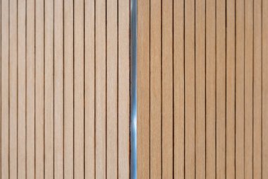 Düzenlenmiş desenli kahverengi tahta döşemeler sizi sıcak ve doğal hissettirir..