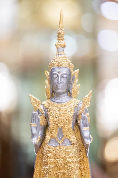 頭の上にチャダと銀の金の衣装を着て 銀製のストレート立っている仏像 輝く装飾に囲まれて — ストック写真