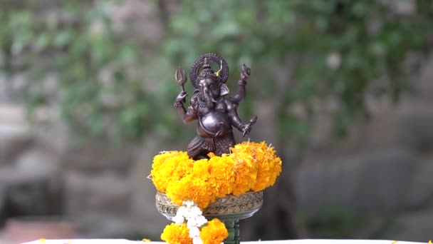 Small Replica Ganesh Iron Color Worshiped Glowing Yellow Marigold — Vídeo de stock