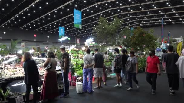 2022年8月14日 许多人来到泰国曼谷Bitec Bangna的Baan Suan Fair 2022购物 — 图库视频影像