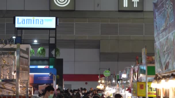 2022年8月14日 许多人来到泰国曼谷Bitec Bangna的Baan Suan Fair 2022购物 — 图库视频影像