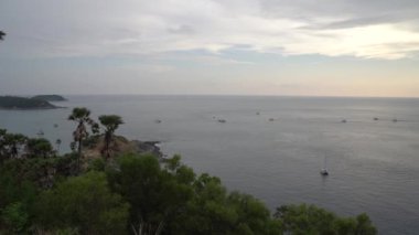 Alacakaranlık Altın Çağı, Phrom Thep Burnu 'nun deniz manzarası tropikal deniz günbatımı dönemi, Phuket Adası' nın manzaralı noktası, Andaman Denizi İncisi, Tayland dünya turistleri için popüler..