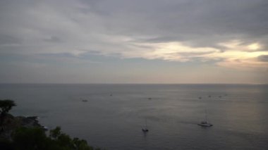 Alacakaranlık Altın Çağı, Phrom Thep Burnu 'nun deniz manzarası tropikal deniz günbatımı dönemi, Phuket Adası' nın manzaralı noktası, Andaman Denizi İncisi, Tayland dünya turistleri için popüler..