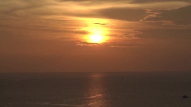 Alacakaranlık Altın Çağı, Phrom Thep Burnu 'nun deniz manzarası tropikal deniz günbatımı dönemi, Phuket Adası' nın manzaralı noktası, Andaman Denizi İncisi, Tayland dünya turistleri için popüler..