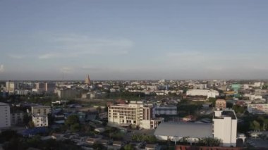 Şafak vakti şehrin ortasında Phra Pathom Chedi Nakhon Pathom 'un insansız hava aracı görüntüsü..