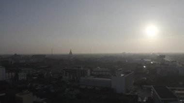 Şafak vakti şehrin ortasında Phra Pathom Chedi Nakhon Pathom 'un insansız hava aracı görüntüsü..