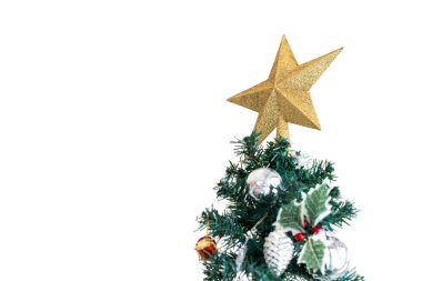 Tatil arka planındaki yapay sahte ağacın Noel süsleme ögesine yaklaş.