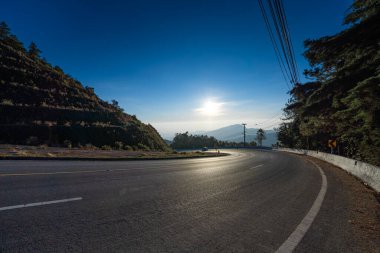 Doi Inthanon yolu üzerindeki dağ doğasının ortasında dolambaçlı bir yol. Chiang Mai Eyaleti.